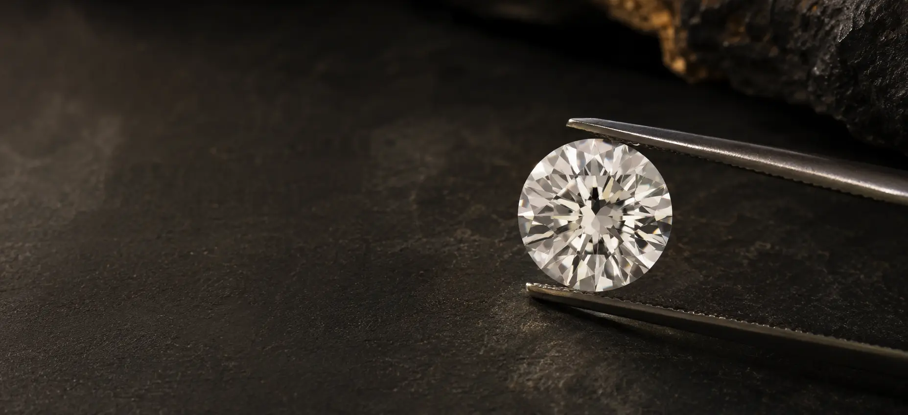 Een natuurlijke diamant in een juwelierspincet